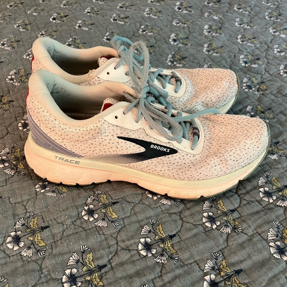 Brooks Trace tennis shoes